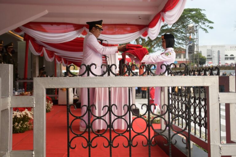 Sukabumi Wali Kota Jadi Inspektur Upacara Penurunan Bendera Di Lapang