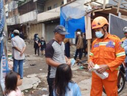 Disela Pembongkaran PKL, BPBD Kota Sukabumi Bagikan Masker
