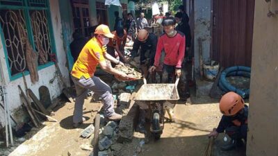 Anggota DPRD Fraksi PKS Bantu Warga Korban Banjir Sukabumi