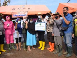 Gubernur Jabar Datangi Lokasi Banjir di Baros Sukabumi, Serahkan Bantuan Rp 2 Miliar