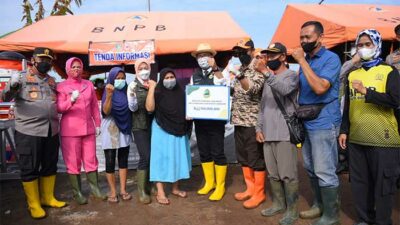 Gubernur Jabar Datangi Lokasi Banjir di Baros Sukabumi, Serahkan Bantuan Rp 2 Miliar