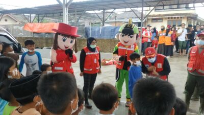 Datangkan Badut, Relawan PMI Kota Sukabumi Hibur Anak Korban Banjir Baros