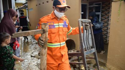 Pasca Banjir, Walikota Sukabumi Bantu Warga Membersihkan Material, Lumpur hingga Barang