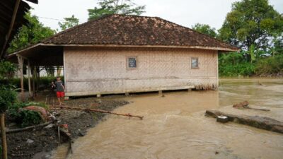 Tanggul Sungai Cikalong di Kabupaten Sukabumi Jebol Berkali-kali, Pemerintah Tidak Serius