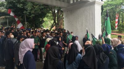 HMI Sukabumi Demo Tolak Kenaikan BBM di Gedung DPRD Kabupaten
