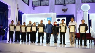 Keren, Bupati Sukabumi Terima Dua Penghargaan dari Jabar  