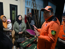Wali Kota Sukabumi Pantau Lokasi Banjir, Sambil Berikan Bantuan