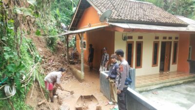 Tiga Rumah di Kampung Sinaresmi Rusak Akibat Diterjang Longsor