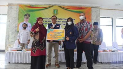 Wali Kota Sukabumi Berikan Dana Stimulan kepada 346 Siswa Masuk PTN