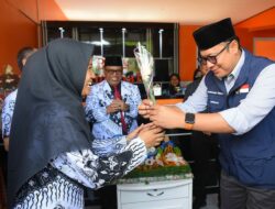 Wali Kota Sukabumi Berikan Bunga Mawar untuk Guru di Momen Spesial