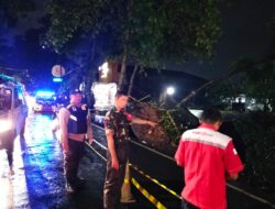 Warung Semi Permanen Ikut Hanyut Terbawa Longsor di Jalan Sudirman Sukabumi