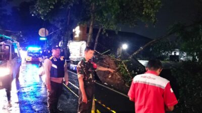 Warung Semi Permanen Ikut Hanyut Terbawa Longsor di Jalan Sudirman Sukabumi