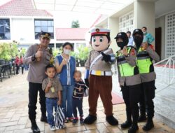 Polres Sukabumi Kota Hadirkan Badut dan Polwan Hibur Anak-Anak di Gereja