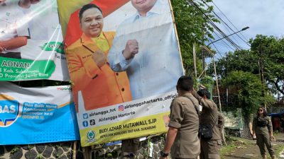 Satpol PP Kota Sukabumi Tertibkan Puluhan Reklame Tak Berizin