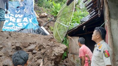 TPT Ambruk, Rumah Warga di Simpenan Sukabumi Tertimpa