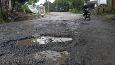 Warga Citamiang Keluhkan Jalan Rusak Yang Tak Kunjung Diperbaiki