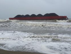 Kapal Tongkang Terdampar di Pinggir Pantai Palabuhanratu
