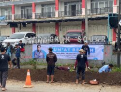 Sering Dilanda Banjir, Yayasan Erick Thohir Bareng Warga Sukalarang Kompak Kerja Bhakti Bersihkan Selokan