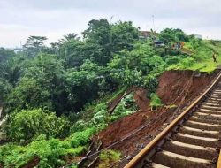 Rel Kereta Api Bogor-Sukabumi Menggantung, Diterjang Longsor di Empang
