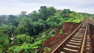 Rel Kereta Api Bogor-Sukabumi Menggantung, Diterjang Longsor di Empang