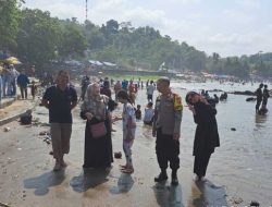 Wisata Pantai Selatan Sukabumi Dipadati Wisatawan