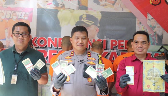 Sindikat Pengedar Uang Dolar Palsu di Sukabumi Dibekuk Polisi