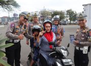 Polantas di Kota Sukabumi Berikan Edukasi Kamseltibcarlantas dan Hadiah Untuk Pengendara