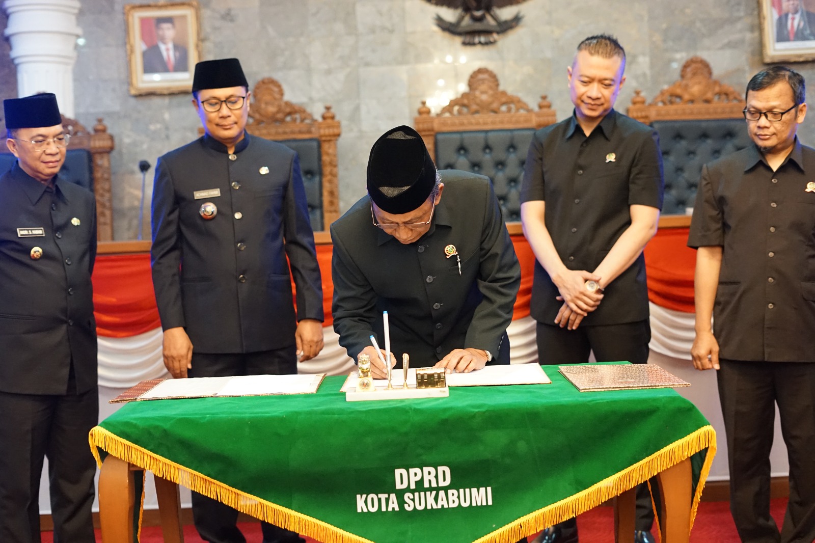 DPRD Tandatangani Usulan Berakhirnya Masa Jabatan Wali Kota Dan Wakil Wali Kota Sukabumi