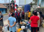 Polres Sukabumi Kota Distribusikan Air Bersih Kepada Warga Terdampak Kekeringan