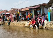 Lestarikan Sungai Cipeundeuy, Kader Muda Gerindra Sebar Ratusan Ribu Udang Galah