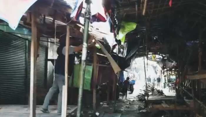 Pedagang Pasar Ciwangi Kota Sukabumi Bongkar Lapak Secara Mandiri