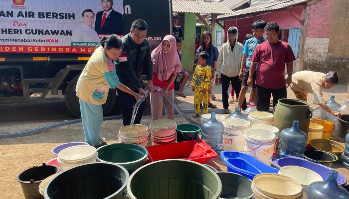 Heri Gunawan Salurkan Air Bersih Ke Warga Yang Terdampak Krisis di Desa Cibentang Sukabumi