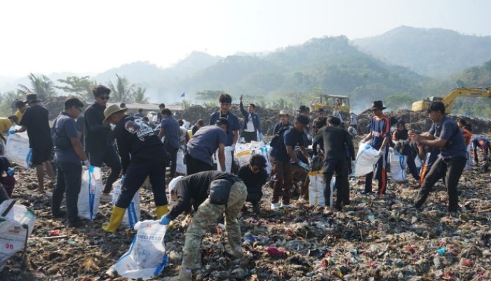 Pandawara Grup Bersama TNI Polri Ikut Bersihkan Pantai Loji Sukabumi Dalam Clean Up Hari ke 3, Ini Pesannya!