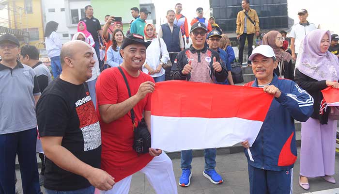 Dishub Kota Sukabumi saat membagikan bendera merah putih