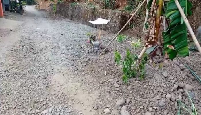 Warga Desa Sukamaju Sukabumi Buatkan ‘Kuburan’, Bentuk Kekecewaan Jalan Rusak