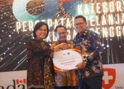 Pj Wali Kota Sukabumi Menerima Penghargaan Insentif Fiskal Kinerja 