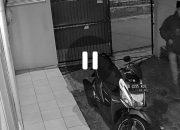 Dua Orang Pencuri Sepeda Motor di Kos-Kosan Kuta Pasir Sukabumi Terekam Jelas Kamera CCTV