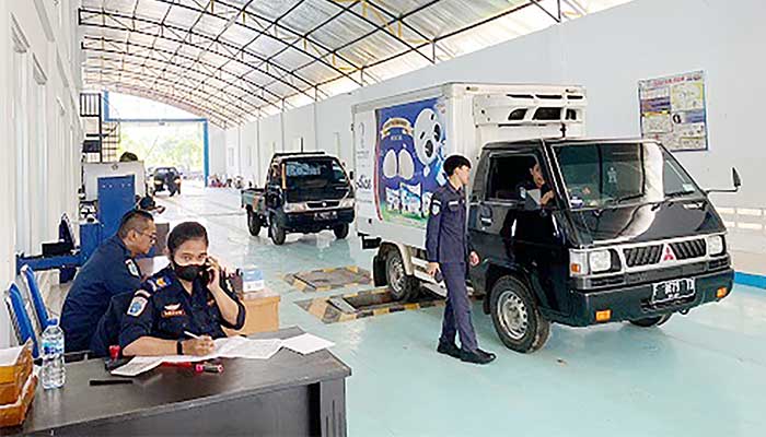 Petugas UPT PKB Dinas Perhubungan Kota Sukabumi