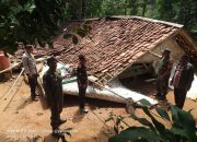 Diterjang Angin Kencang, Rumah Warga di Kecamatan Purabaya Sukabumi Ambruk