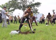 Dukung Bumi Agar Tetap Lestari, Polres Sukabumi Kota Tanam Ratusan Bibit Pohon