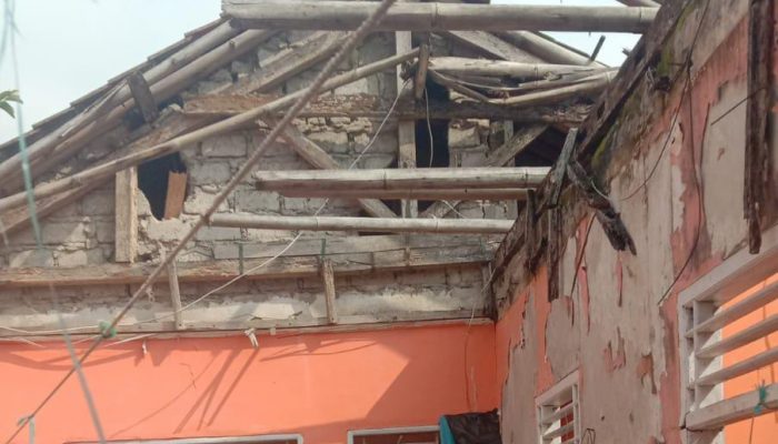 Rumah Warga di Sukaraja Ambruk Akibat Angin Puting Beliung