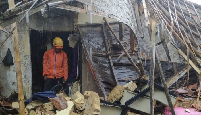 Rumah Warga di Cicurug Sukabumi Ambruk Akibat Diterjang Angin Kencang