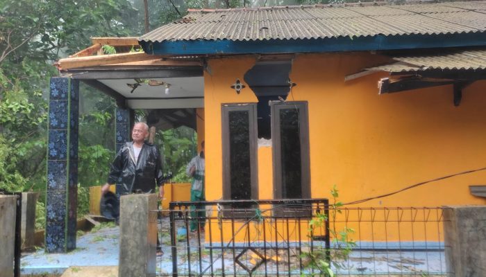 Rumah Warga di Pelabuhanratu Rusak Akibat Tertimpa Pohon Tumbang