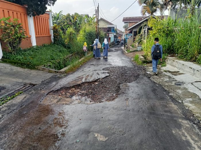 Jalan Subangwetan Kota Sukabumi Rusak Parah