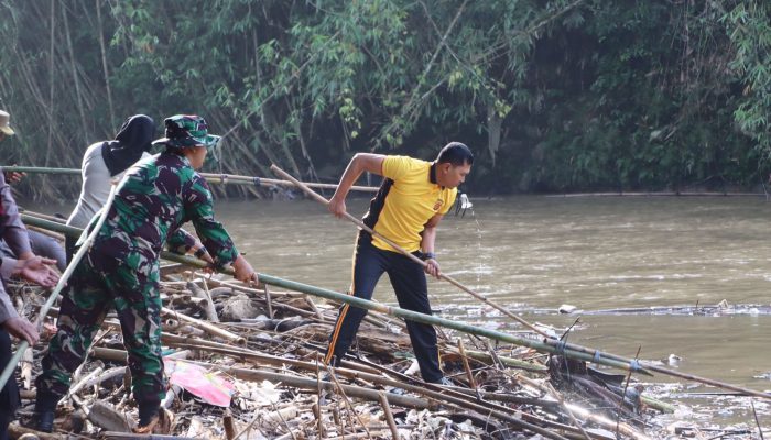 Mitigasi Bencana, Kapolres Bersama Unsur Forkopimda Kota Sukabumi Sapu Bersih Sungai Cimandiri