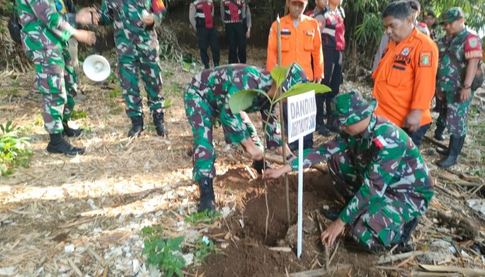 Karya Bhakti TNI Kodim 0607 Kota Sukabumi Tanam Ratusan Pohon Bersama Forkopimda