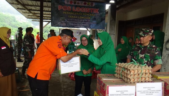 Persit Candra Kirana Cabang XVII Dim 0607 Kota Sukabumi Salurkan Bantuan Bagi Korban Longsor Cibadak