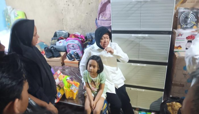Mensos Tri Rismaharini Terjun Langsung Bantu Nurin Bocah Penjual Cemilan di Kota Sukabumi