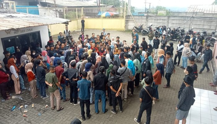 Ratusan Karyawan Garmen di Sukabumi Mogok Kerja, Ini Penyebabnya!