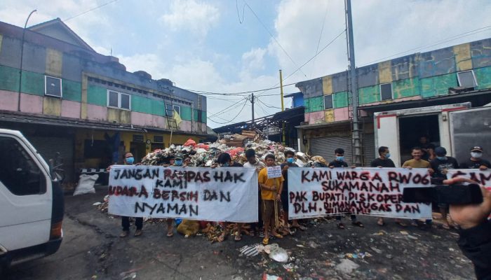 Puluhan Warga Demo Kesal Sampah Dibiarkan Menumpuk Dipasar Cisaat Sukabumi Hinga Berbulan Bulan